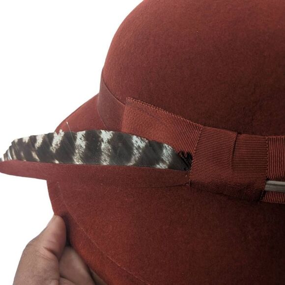 Chelton Cloche Hat Adult Medium Red Burgundy Feather Detail Vintage Flapper - Picture 9 of 12